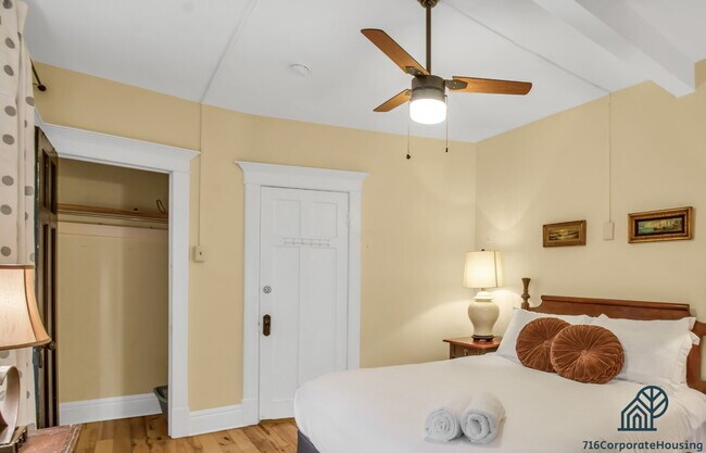 Building Photo - Furnished 1-Bedroom Apartment on Glendale Pl