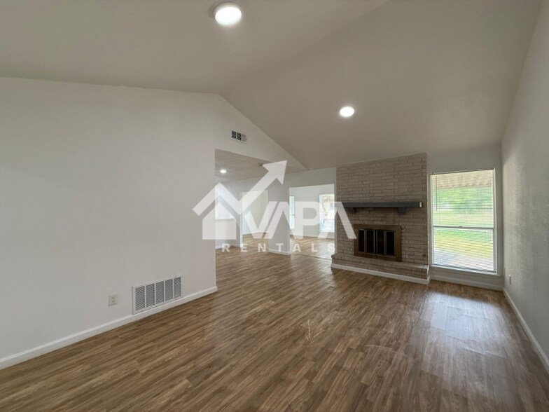 Building Photo - 5019 Starfire St