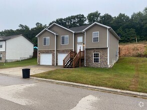 Building Photo - Beautiful 3 Bedroom 3 Bathroom Home!