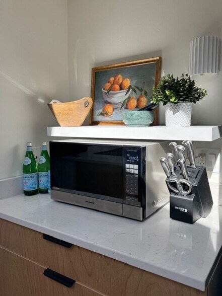 Building Photo - 148 E Hill Rd