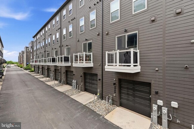 Building Photo - 153 Locke St