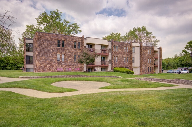 Building Photo - 2210 Country Club Dr