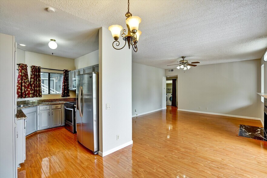 Building Photo - 3402 Pinewood Terrace