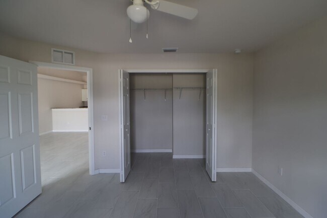Building Photo - 3/2 Duplex newer waterfront