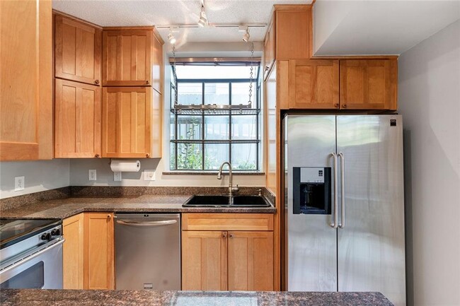 Building Photo - 648 Cleburne Terrace NE