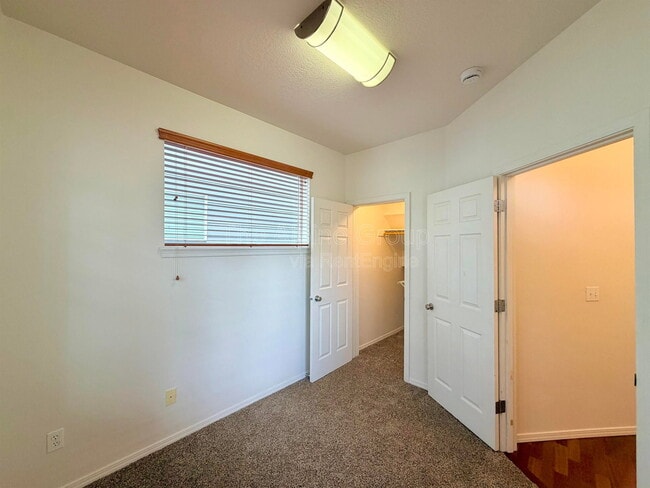 Building Photo - 958 SE Roundelay St