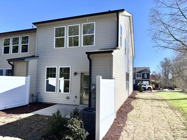 Building Photo - Bed 2.5 Bath End Unit Townhome In a Prime Location!!
