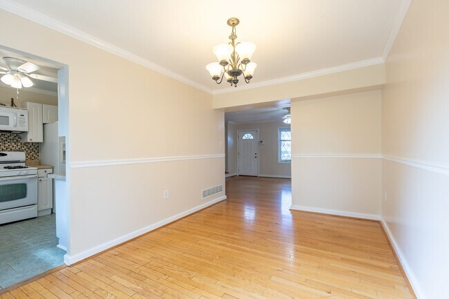 Building Photo - Beautiful 3 BR/2.5 BA Townhome in Millersv...