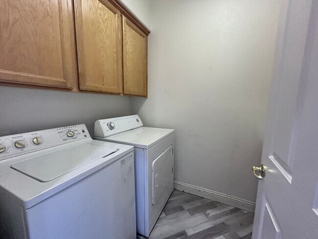Building Photo - Beautiful Four Bedroom Home in Sacramento
