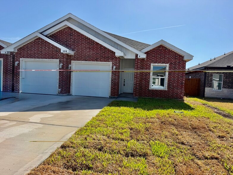 Building Photo - 1018 Escondido Ln E