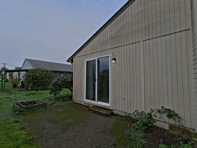 Building Photo - Comfortable 2 Bedroom Duplex with Garage ~...