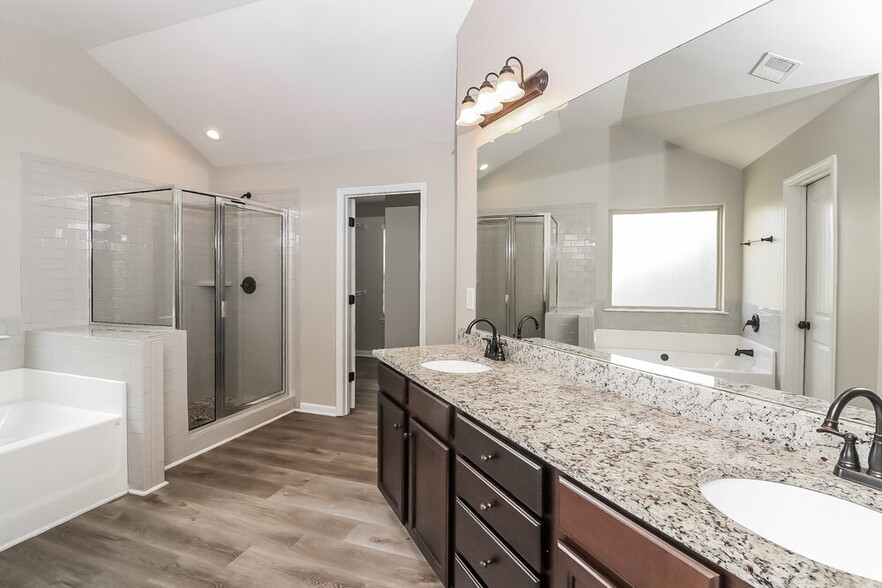 Building Photo - 490 Dutchview Dr