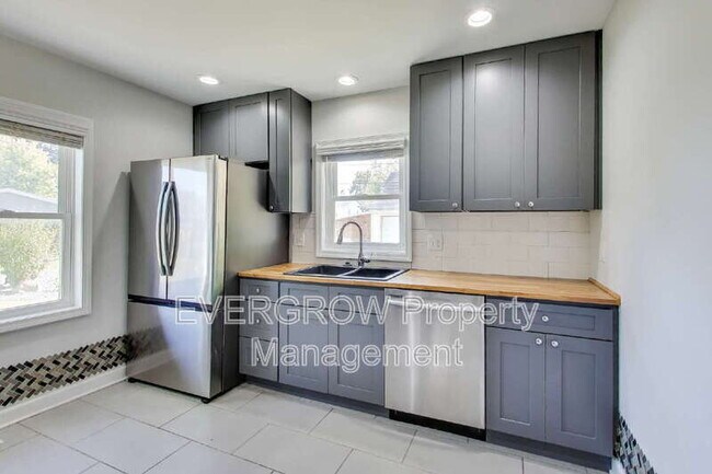 Building Photo - 321 Albany St