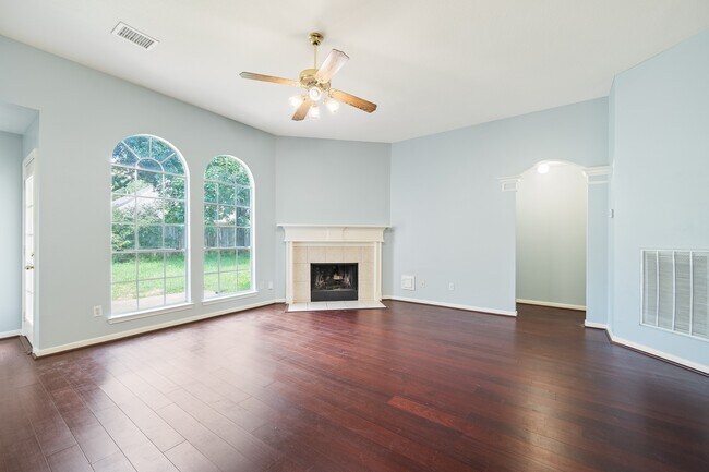 Building Photo - 5827 Willow Park Dr