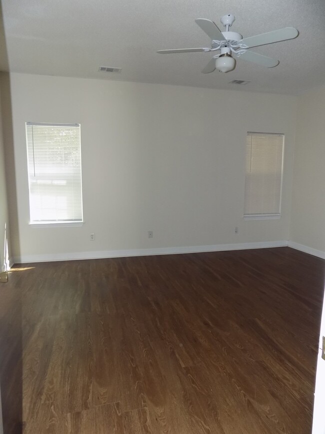 Building Photo - 2 Bedroom, 2 Bath Townhome on Southside Sa...