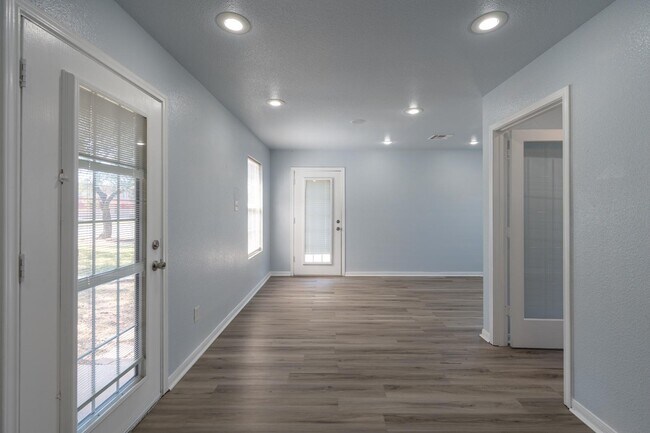 Building Photo - 2401 Haven Dr