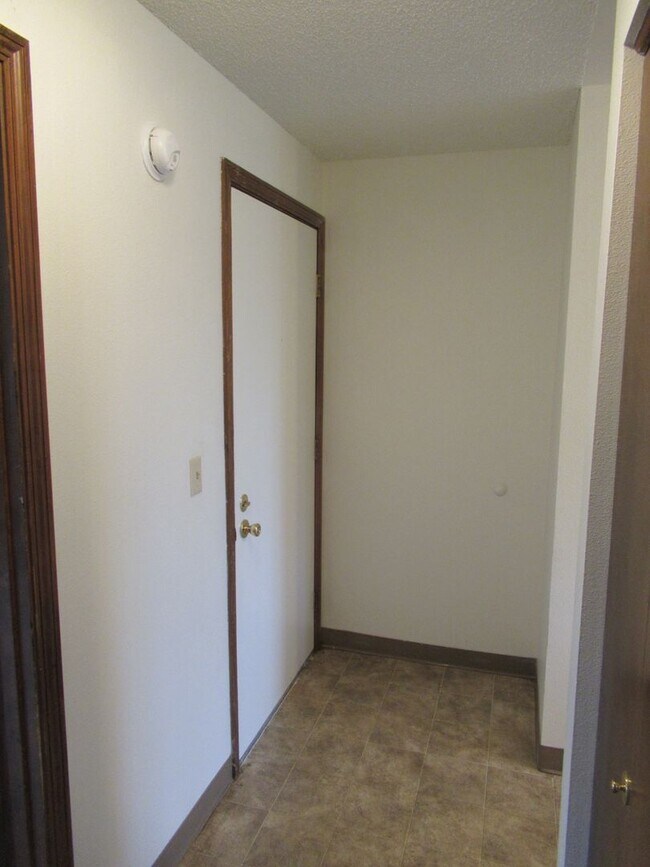 Building Photo - One Bedroom Apartment Close to Downtown