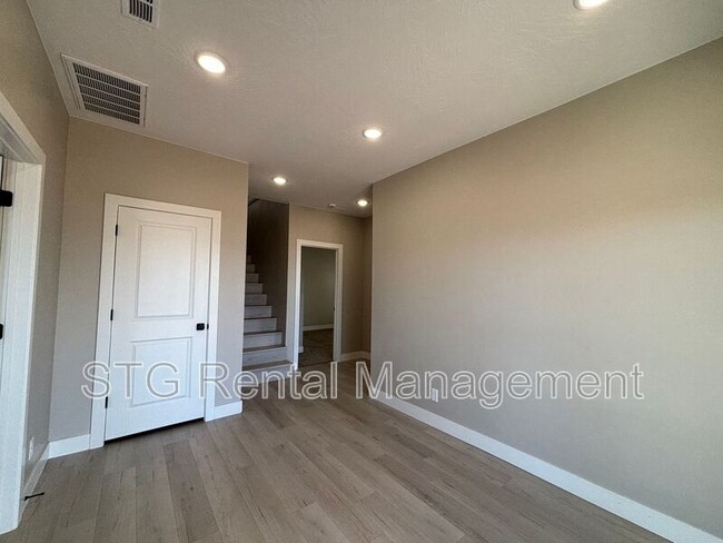 Building Photo - 840 Twin Lakes Dr