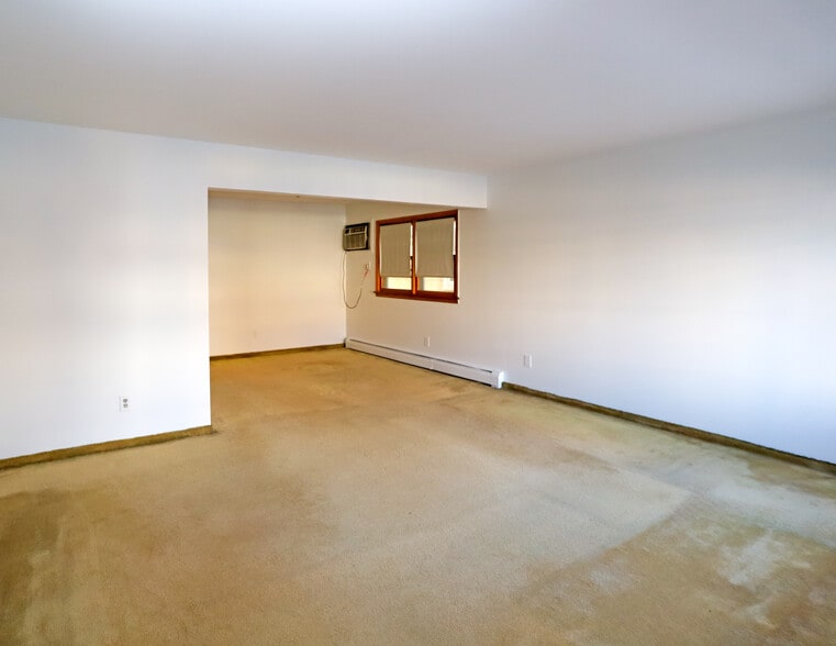 Building Photo - 15 Bleecker St