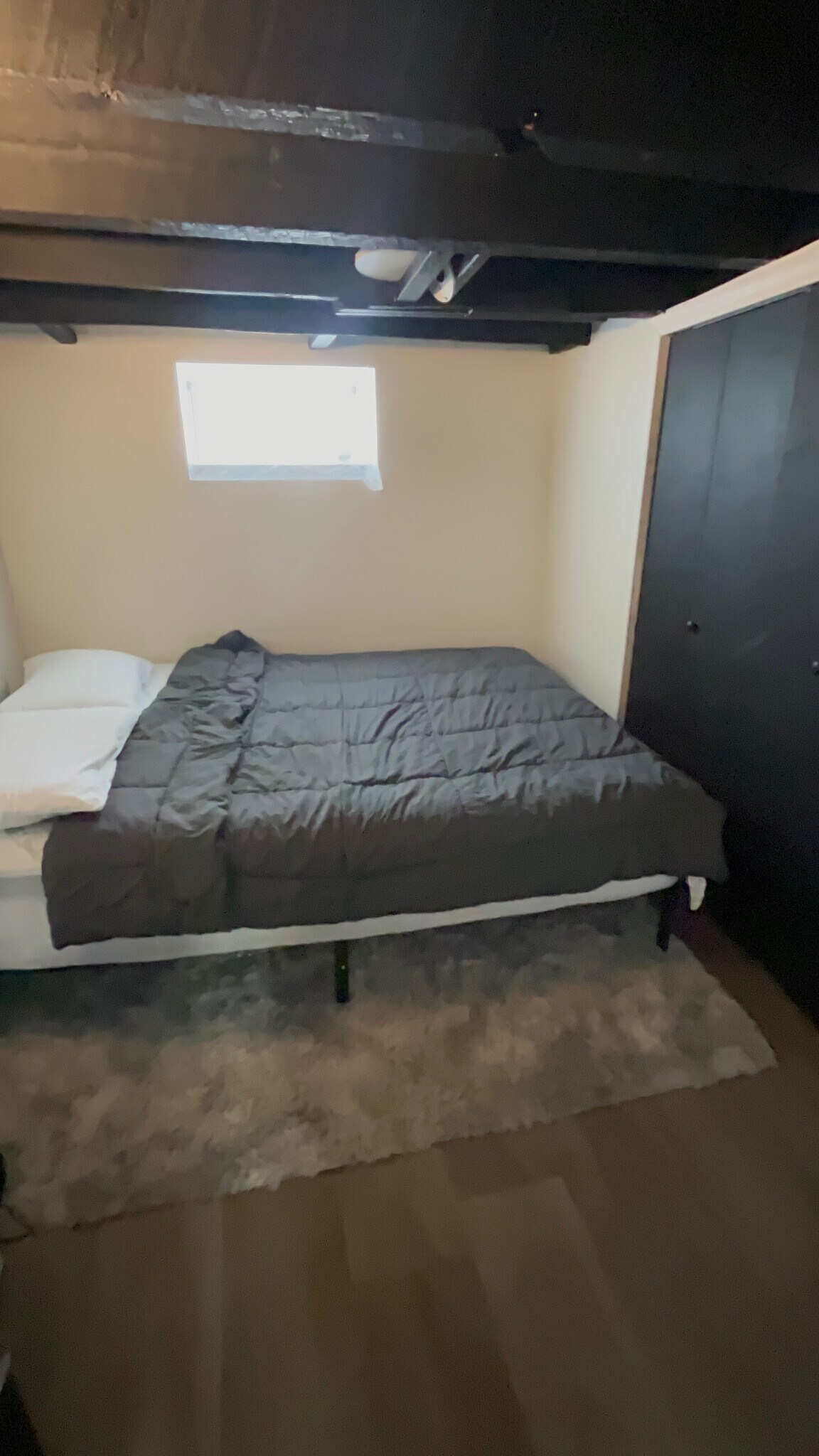 Queen size bed Bedroom - 2437 S Milan St