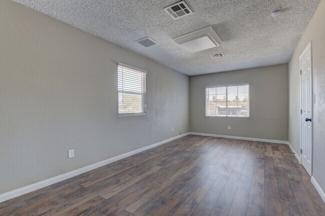 Building Photo - Remodeled and move-in ready located in Southeast Las Vegas.