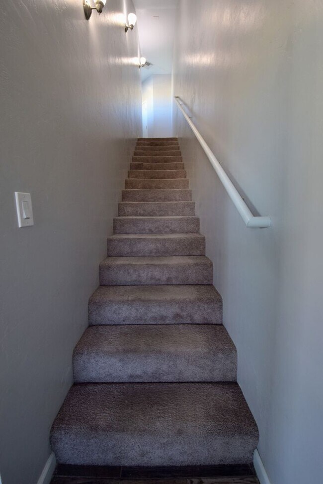 Building Photo - Modern 3 Bed 3 Bath - Less than 1 Mile to University of Arizona