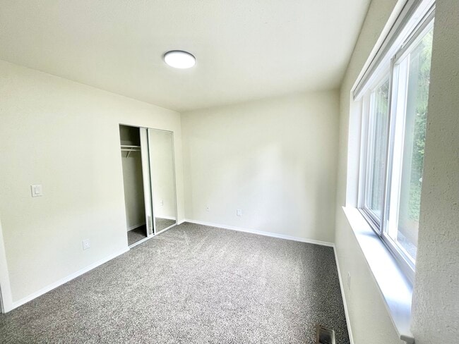 Building Photo - 651 Radey St, 102