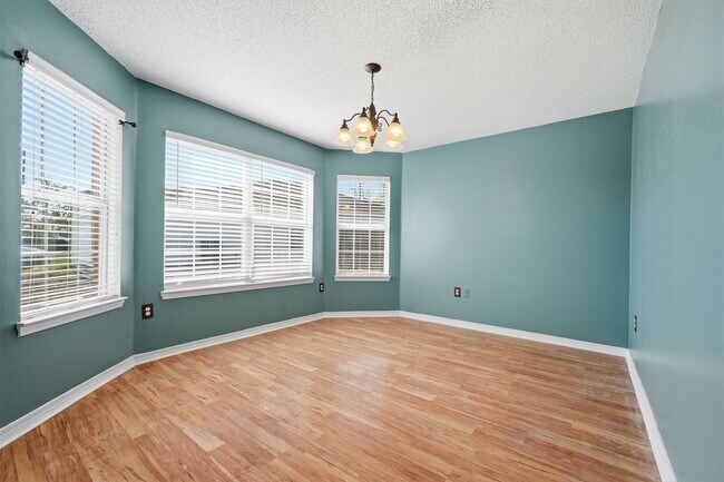 Building Photo - 3 Bedroom in Central Crestview!