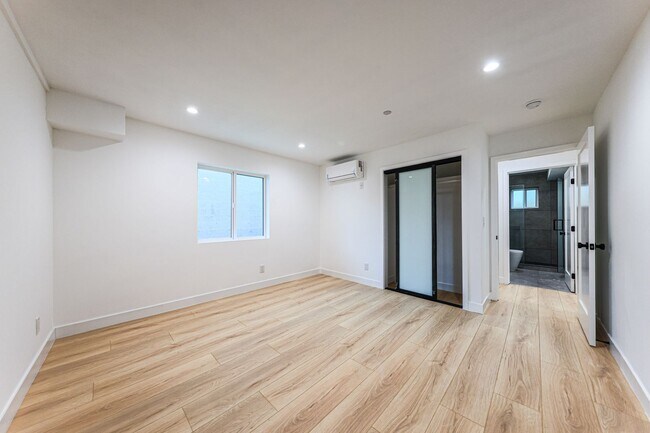 Building Photo - 1525 S Carmelina Ave