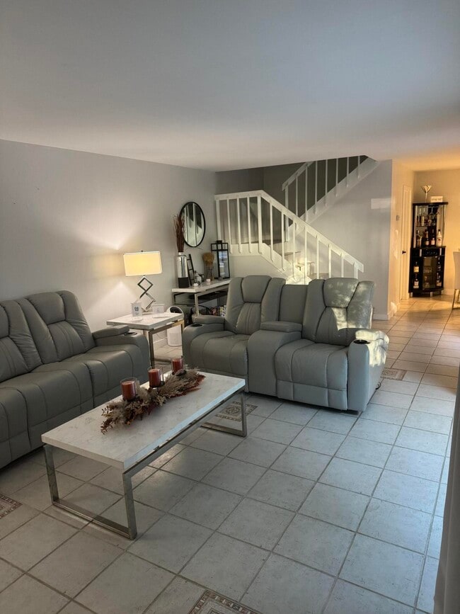 Building Photo - 6111 SE Riverboat Dr