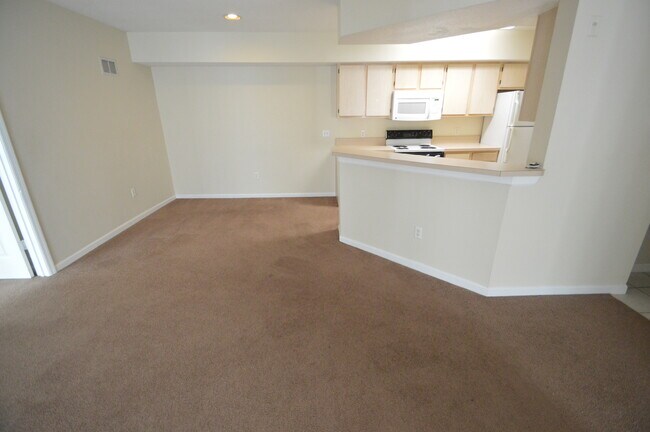 Building Photo - WATERFORD LAKES: 2bed/2bath on the 3rd flo...