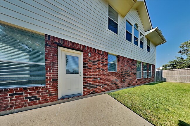 Building Photo - 6727 Village Bridge Dr