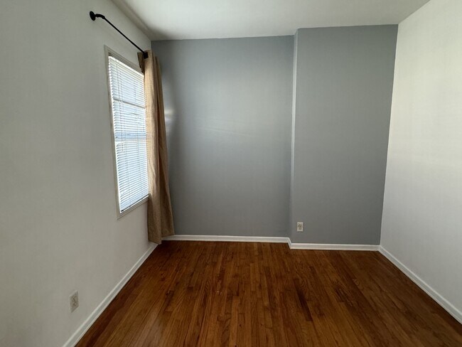 Building Photo - 3736 S Bentley Ave