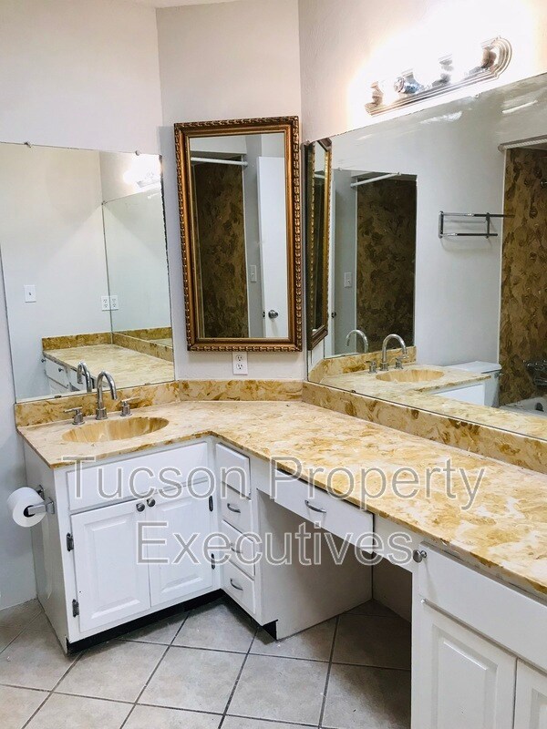 Building Photo - 7742 E Tanque Verde Ln