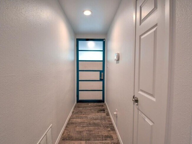 Building Photo - 6605 Clubway Ln