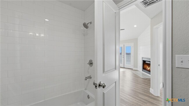 Building Photo - 1005 N LBJ Dr