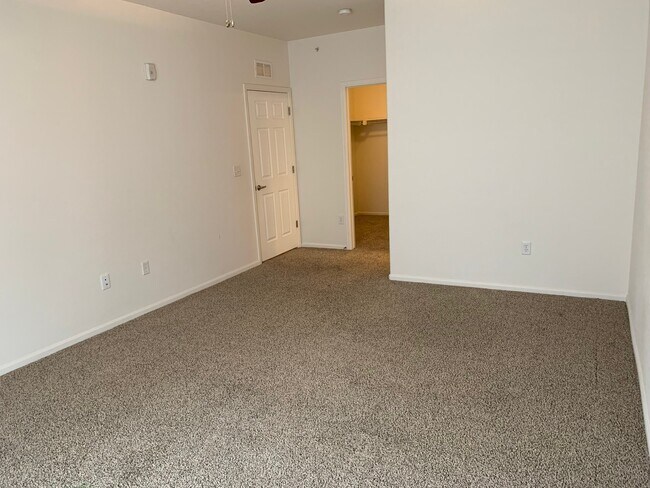 Building Photo - 2803 Kansas Dr