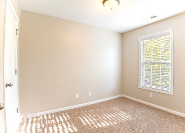 Building Photo - 3 Bedroom 2.5 Bath home in well established neighborhood!