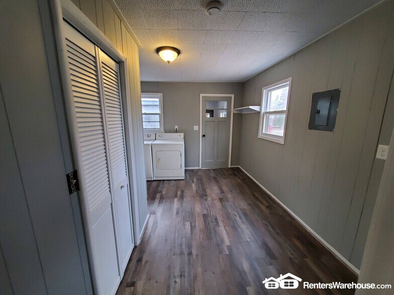 Building Photo - 111 Douglas Ave W