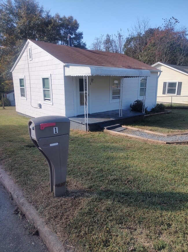 Primary Photo - 1 Circle Dr