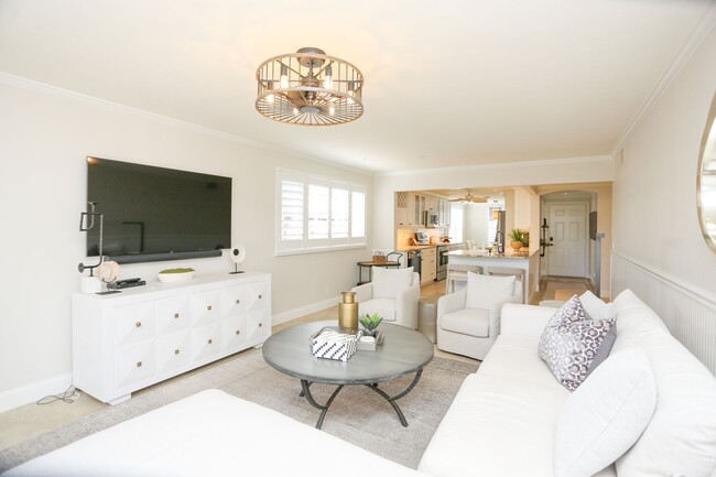 Building Photo - Live the Naples Lifestyle – Elegant 2BR/2B...