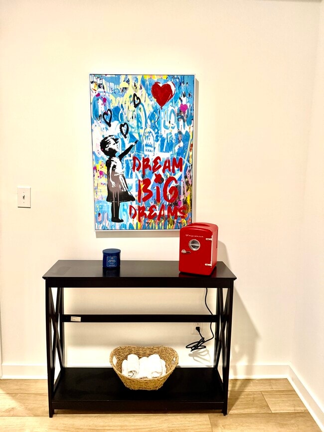 Building Photo - Luxury Townhome