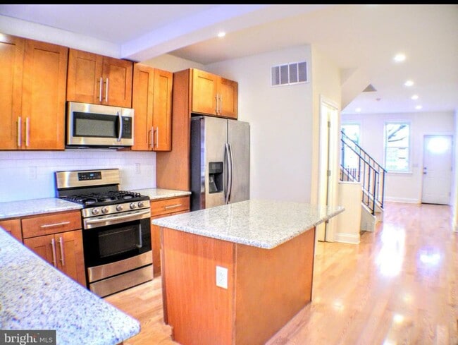 Building Photo - Gorgeous queen village property available