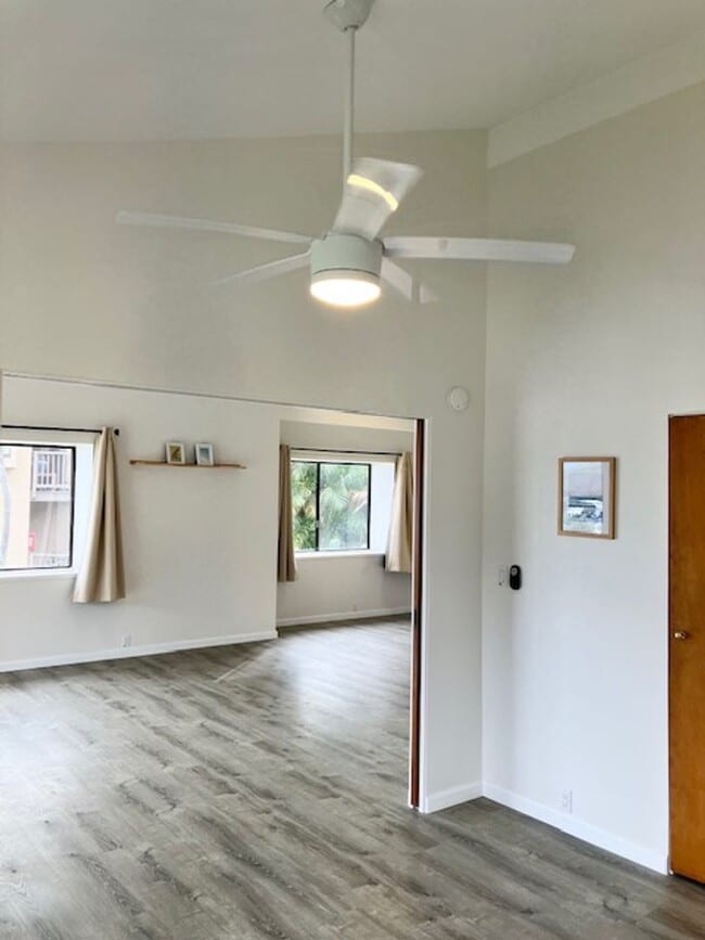 Building Photo - $3,300 2-Bed/2-Bath/2-Parking Townhouse in...