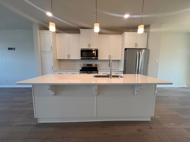 Building Photo - Move- In Ready 3 Bedroom Townhome!