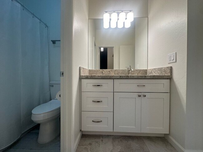 Building Photo - ELLIOT PLACE CONDOMINIUMS UPDATED/REMODELED GROUND FLOOR 1 BED PLUS DEN UNIT WITH 1 CAR GARAGE