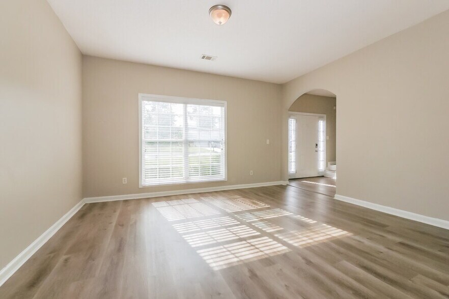 Building Photo - 440 The Gables Dr