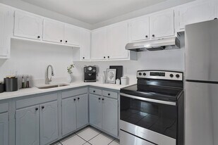 Building Photo - El Caliente Apartments