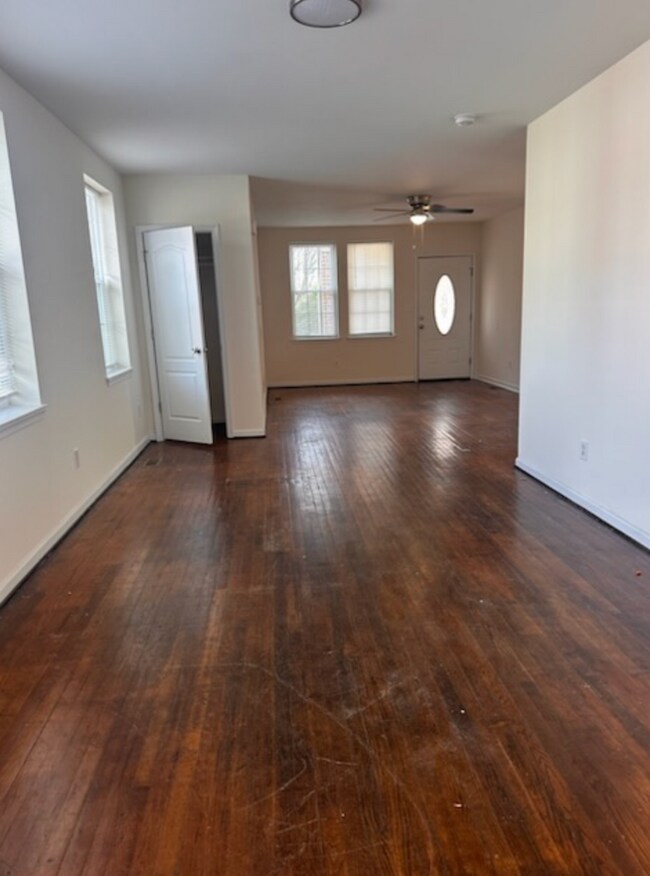 Building Photo - Three Bedroom Condo - Centrally Located Suffolk!