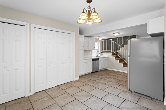 Building Photo - 34 E Elza Ave